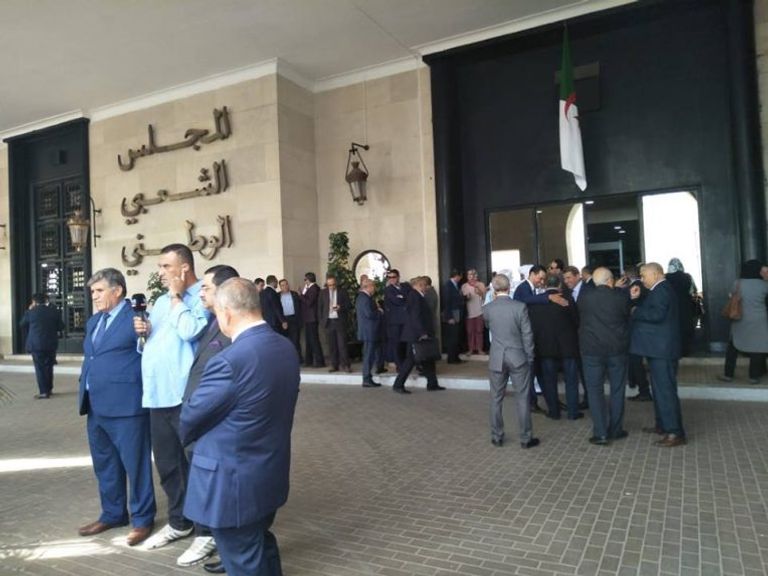 نواب أحزاب الموالاة يغلقون مقر البرلمان الجزائري