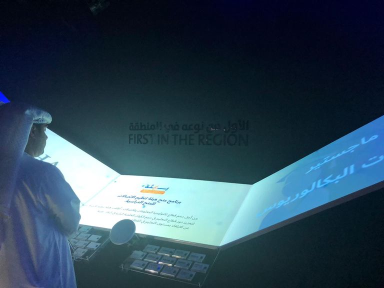 روبوتات وبرامج ذكية في جناح هيئة تنظيم الاتصالات بمعرض جيتكس ٢٠١٨