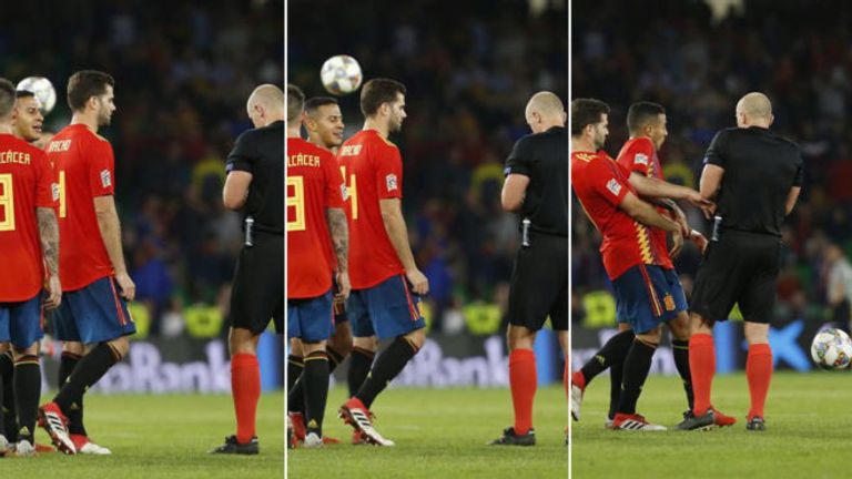 كرة بوسكيتس أثناء توجهها نحو حكم المباراة سيرخيو بوسكيتس