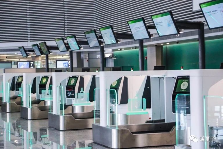 "هونغتشياو الدولي" أول مطار يدار كليا من قبل الآلات بالصين