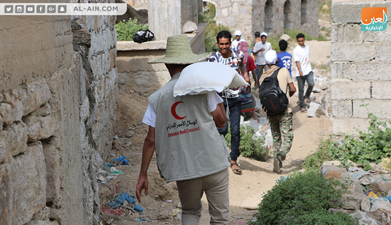 الهلال الأحمر الإماراتي ينظم أطول سلسلة بشرية إغاثية لدعم تعز اليمنية