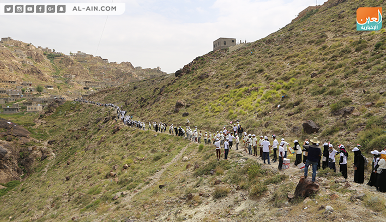 الهلال الأحمر الإماراتي ينظم أطول سلسلة بشرية إغاثية لدعم تعز اليمنية