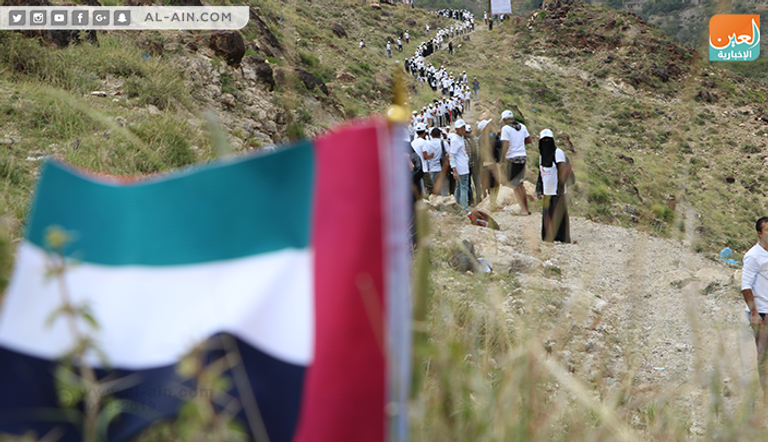 الهلال الأحمر الإماراتي ينظم أطول سلسلة بشرية إغاثية لدعم تعز اليمنية