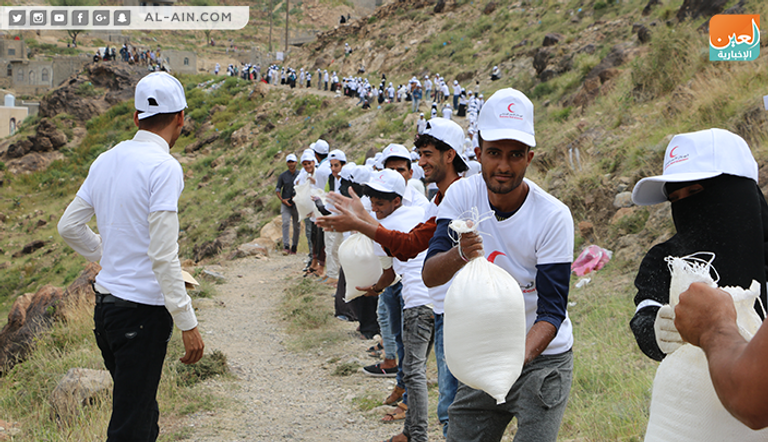 الهلال الأحمر الإماراتي ينظم أطول سلسلة بشرية إغاثية لدعم تعز اليمنية