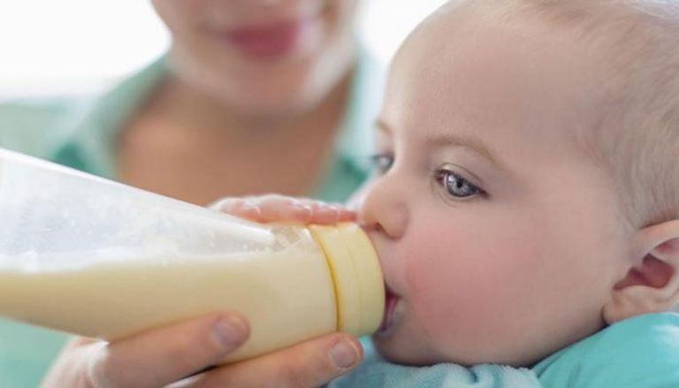 الحليب البقري يصيب الرضع بالأنيميا والنزيف المعوي الخفي