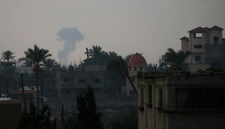 أعمدة الدخان تتصاعد جراء القصف الإسرائيلي على غزة - رويترز