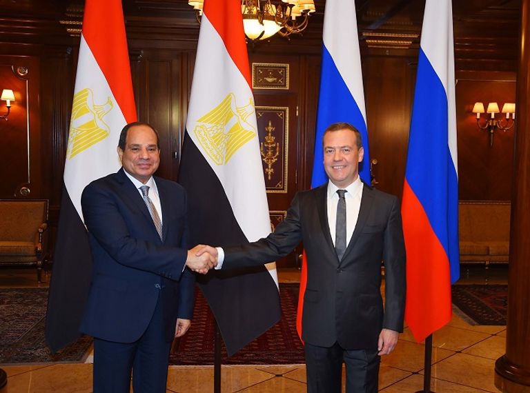 السيسي يصافح رئيس الوزراء الروسي دميتري مدفيديف السيسي خلال زيارة النصب التذكاري بموسكو