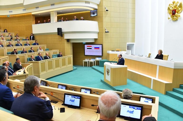 السيسي أول رئيس أجنبي يتحدث أمام مجلس الفيدرالية الروسي السيسي خلال زيارة النصب التذكاري بموسكو