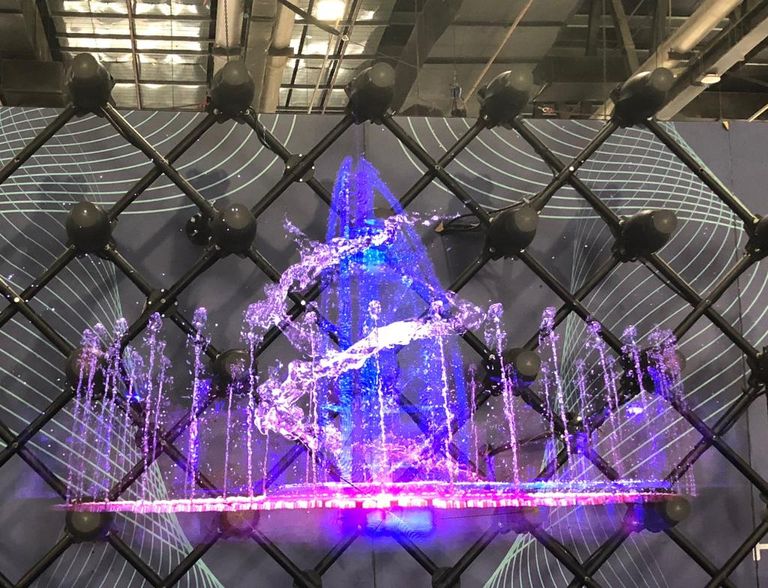 عروض الهولوغرام تجذب الجمهور في معرض جيتكس