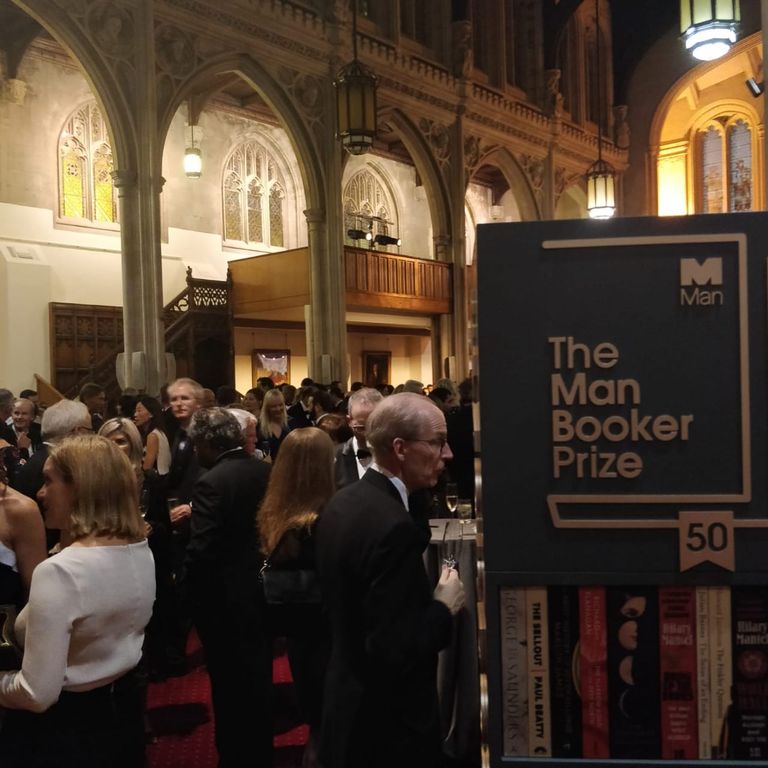 الروائية الأيرلندية آنا بيرنز تتوج بجائزة مان بوكر للرواية 2018