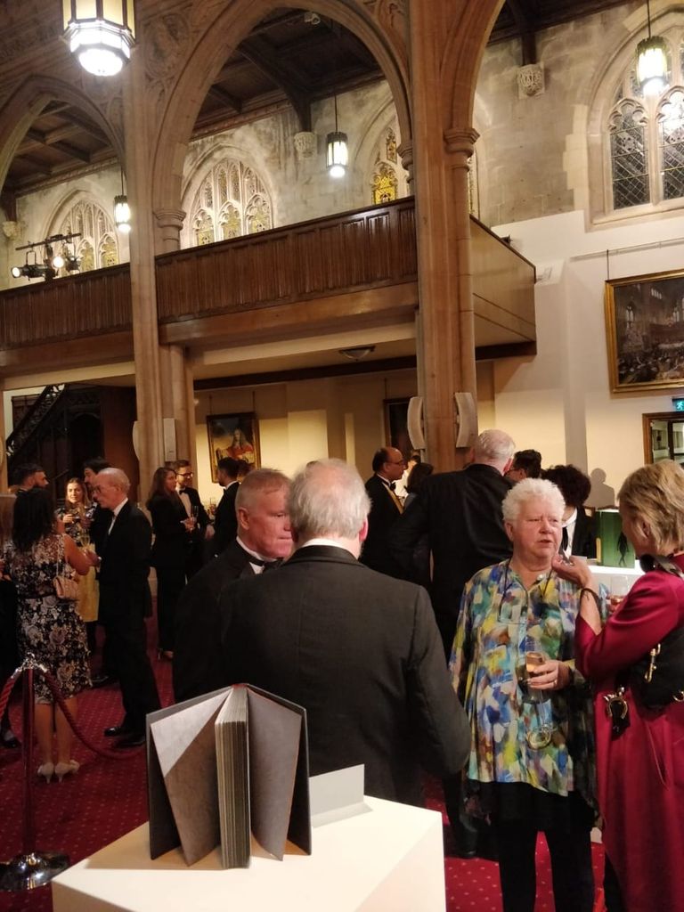 الروائية الأيرلندية آنا بيرنز تتوج بجائزة مان بوكر للرواية 2018