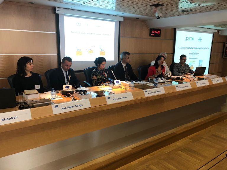 جانب من أعمال الندوة جانب من أعمال الندوة