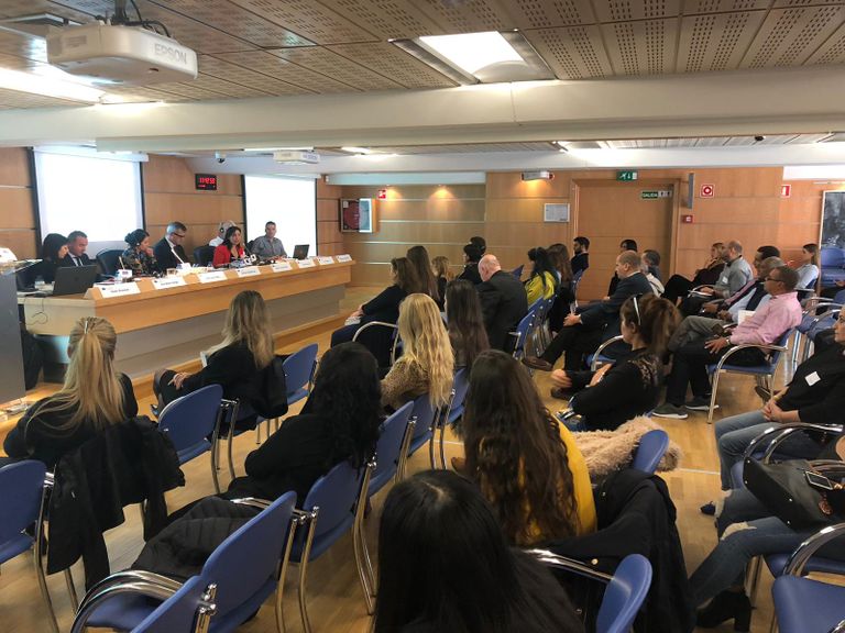 جانب من أعمال الندوة جانب من أعمال الندوة