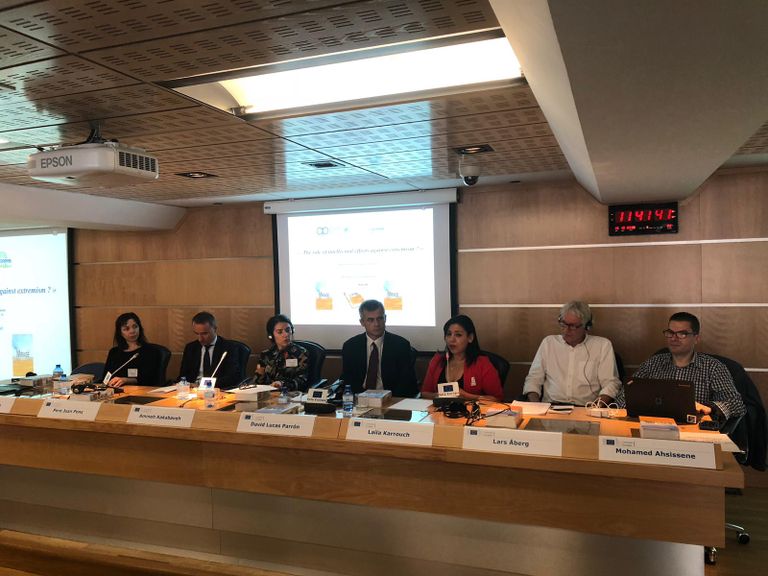 جانب من أعمال الندوة جانب من أعمال الندوة