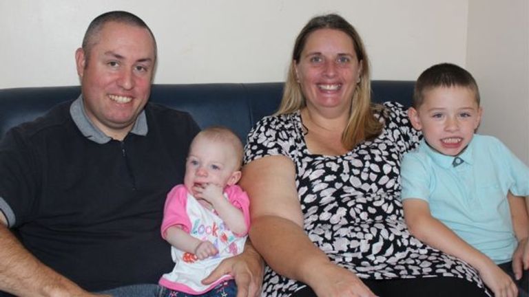 أهل الطفلة والأطباء يحتفلون بعيد ميلادها الأول