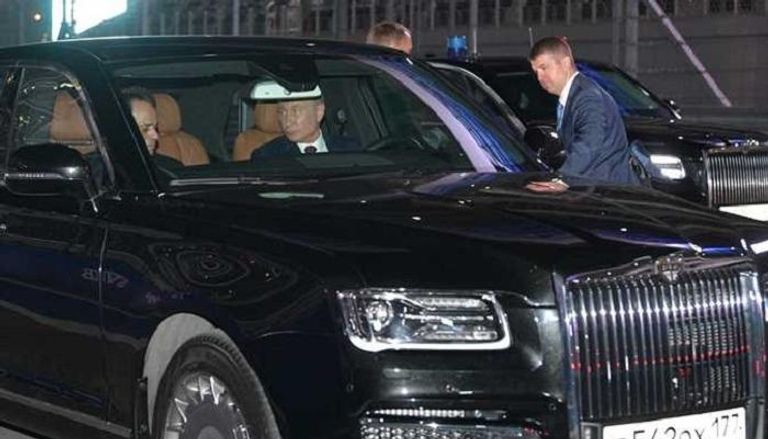 الرئيس الروسي والرئيس المصري يستقلان السيارة