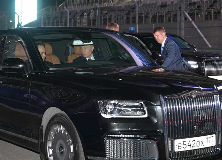 الرئيس الروسي والرئيس المصري يستقلان السيارة