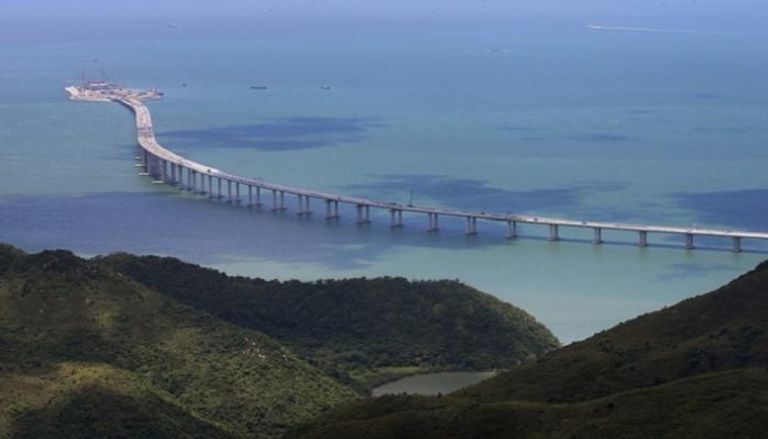 الجسر يربط ماكاو وهونج كونج وزوهاي