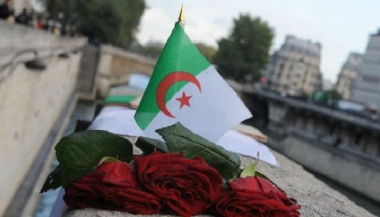  العلم الجزائري وورود حمراء على جسر سان ميشال في باريس