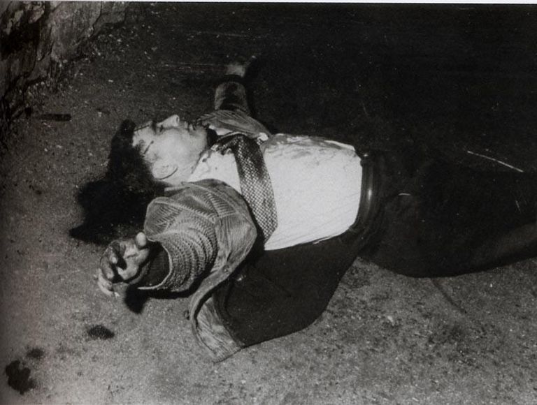 ضحايا المجزرة العلم الجزائري وورود حمراء على جسر سان ميشال في باريس