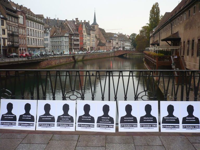 إحياء ذكرى مقاومة الجزائريين في فرنسا العلم الجزائري وورود حمراء على جسر سان ميشال في باريس