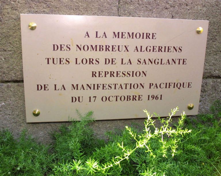 نصب تذكاري العلم الجزائري وورود حمراء على جسر سان ميشال في باريس