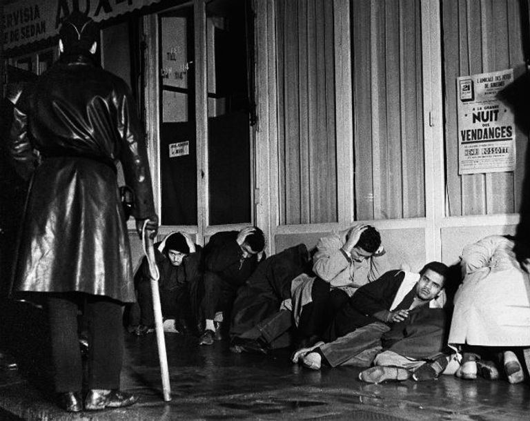 يوم المذبحة العلم الجزائري وورود حمراء على جسر سان ميشال في باريس