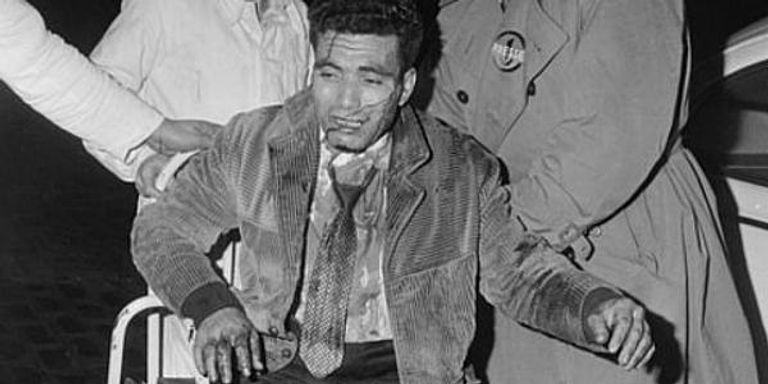 يوم المذبحة العلم الجزائري وورود حمراء على جسر سان ميشال في باريس