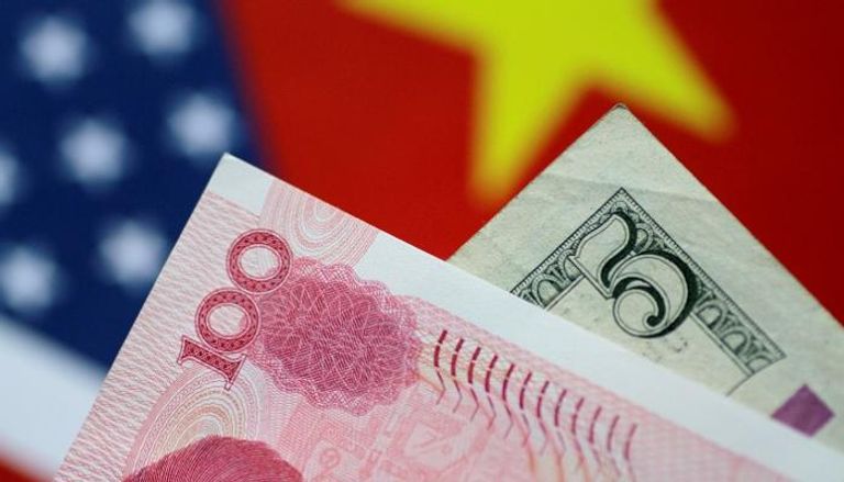 اليوان الصيني والدولار الأمريكي وجها لوجه في حرب التجارة- أرشيف