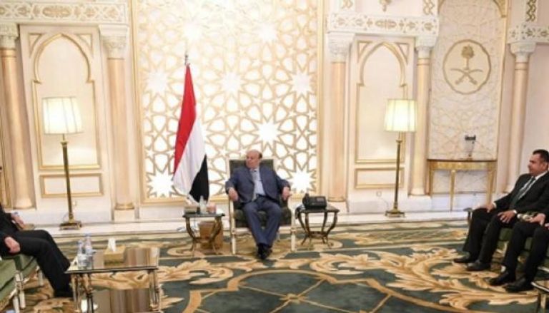 الرئيس اليمني خلال لقائه مع نائبه ورئيس الحكومة الجديد