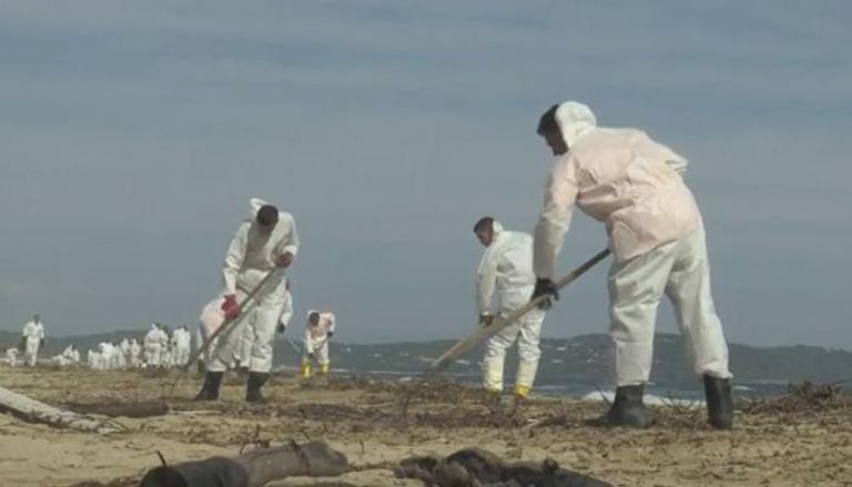 مئات العمال ينظفون رمال الريفيرا الفرنسية من التسرب النفطي