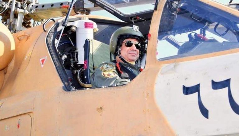 السيسي يتفقد إحدى القواعد الجوية مرتديا زي الطيران العسكري