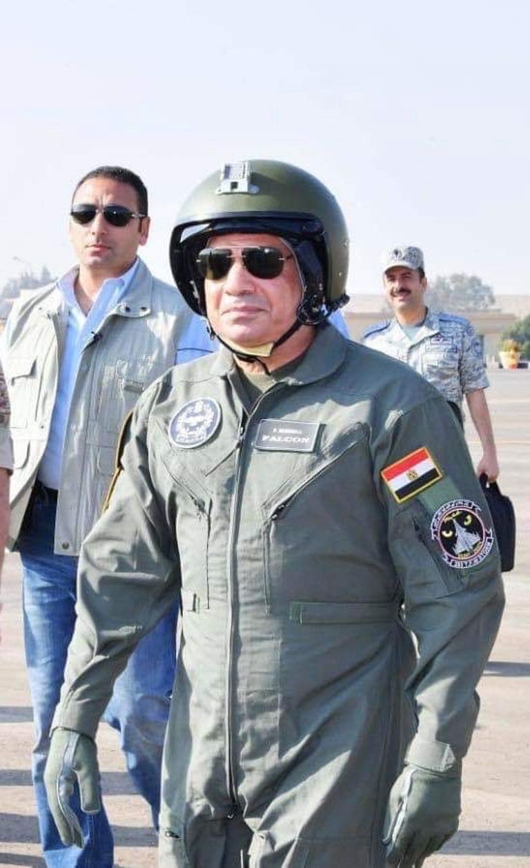 السيسي يتفقد إحدى القواعد الجوية مرتديًا زيّ الطيران العسكري السيسي يتفقد إحدى القواعد الجوية مرتديا زي الطيران العسكري