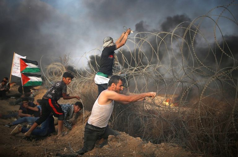 محاولات لاختراق السياج الحدودي شرق قطاع غزة شباب من المشاركين في جمعة