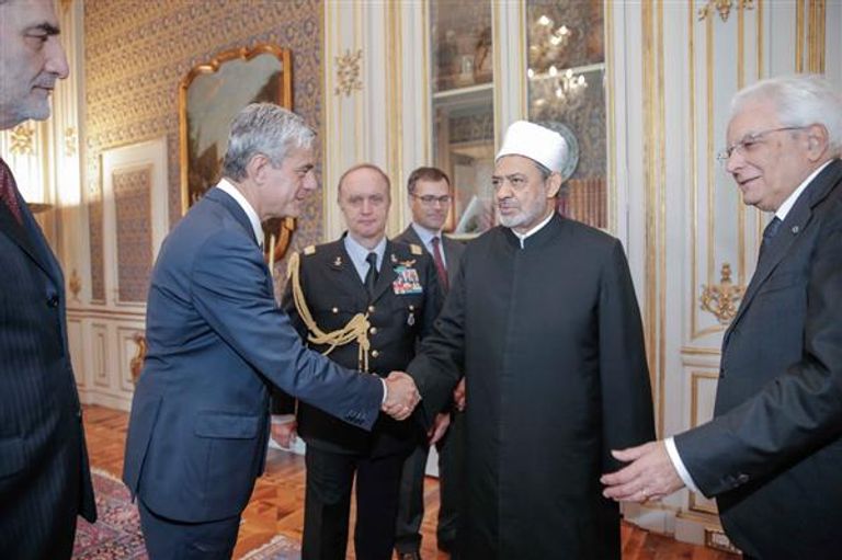 شيخ الأزهر الشريف خلال لقائه الرئيس الإيطالي شيخ الأزهر وبابا الفاتيكان