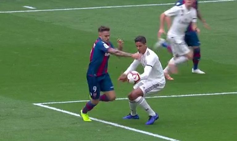 لقطة لمس رافائيل فاران الكرة داخل منطقة جزاء ريال مدريد