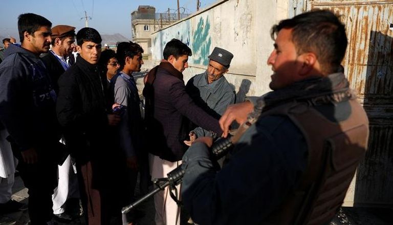 ناخبون أفغان أمام إحدى لجان الاقتراع 