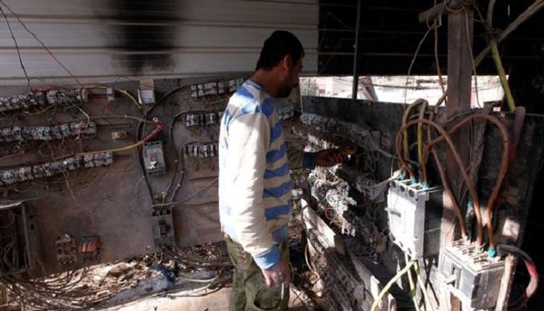 عامل بمحطة كهرباء في بغداد - الصورة من رويترز