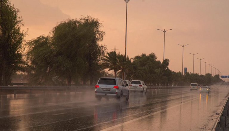 أمطار على طريق دبي - العين (أرشيفية)
