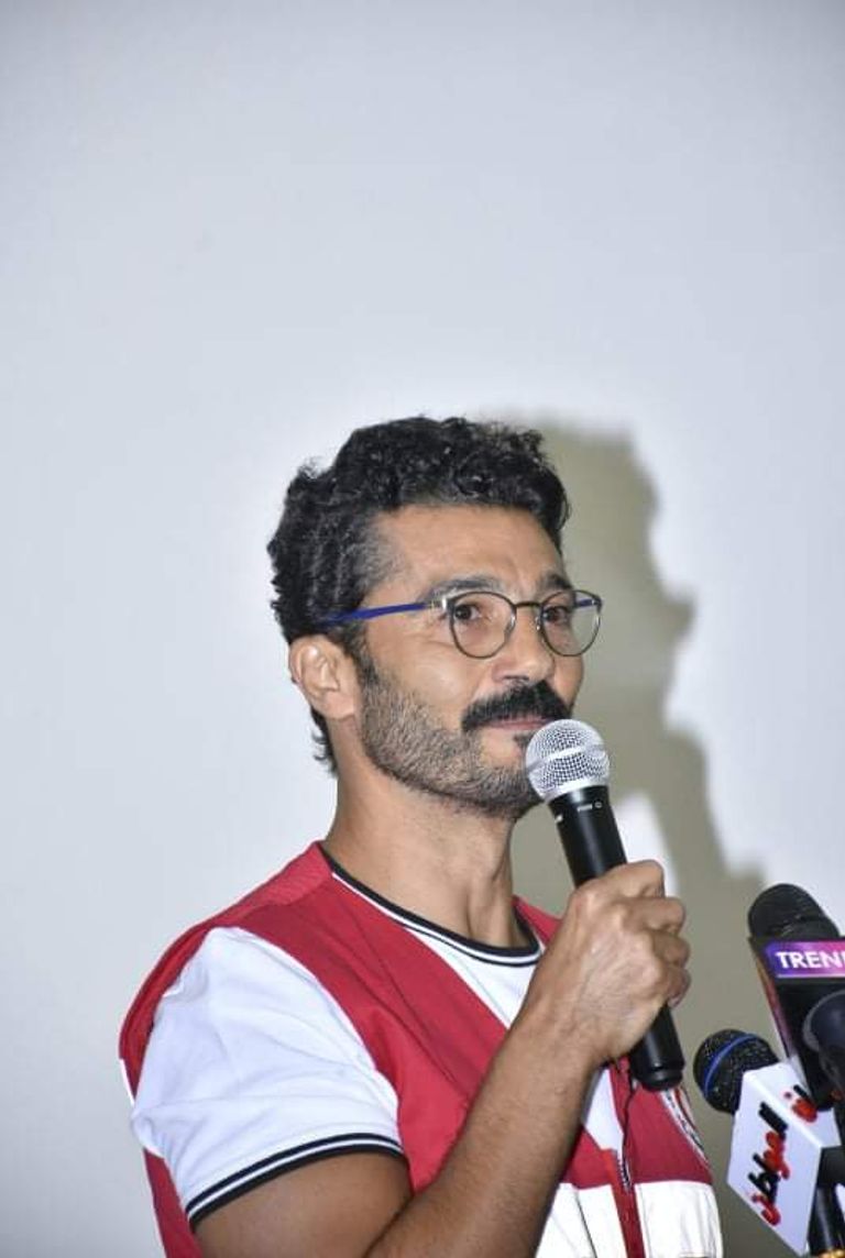 خالد النبوي يتبرع بالدم 