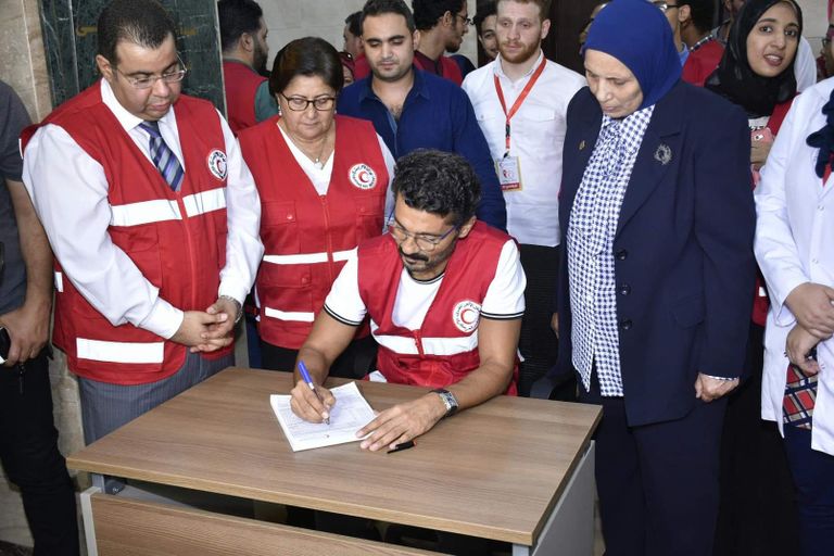 خالد النبوي يتبرع بالدم 