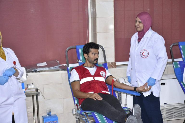 خالد النبوي يتبرع بالدم 