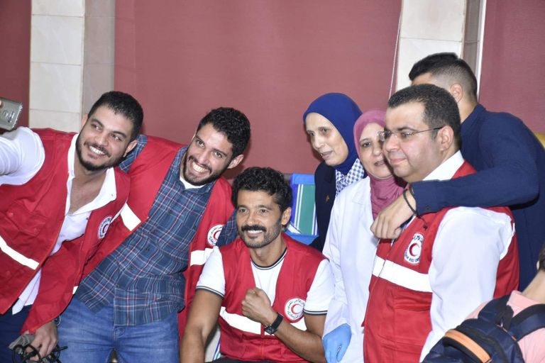 خالد النبوي يتبرع بالدم 