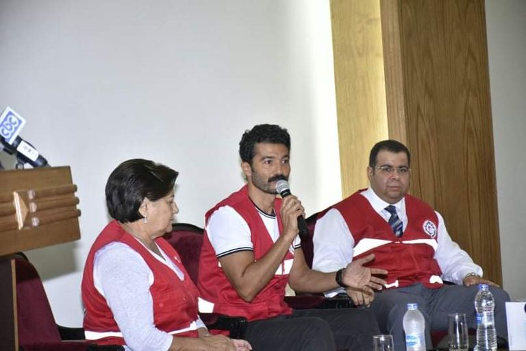 خالد النبوي يتبرع بالدم 