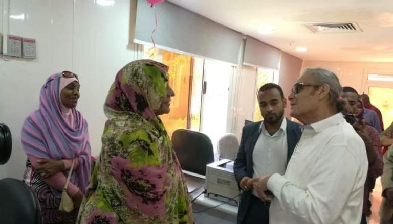 الممثل المصري فاروق الفيشاوي في زيارة لمرضى سرطان بالسودان