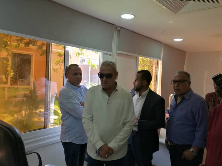 الممثل المصري فاروق الفيشاوي في زيارة لمرضى سرطان بالسودان