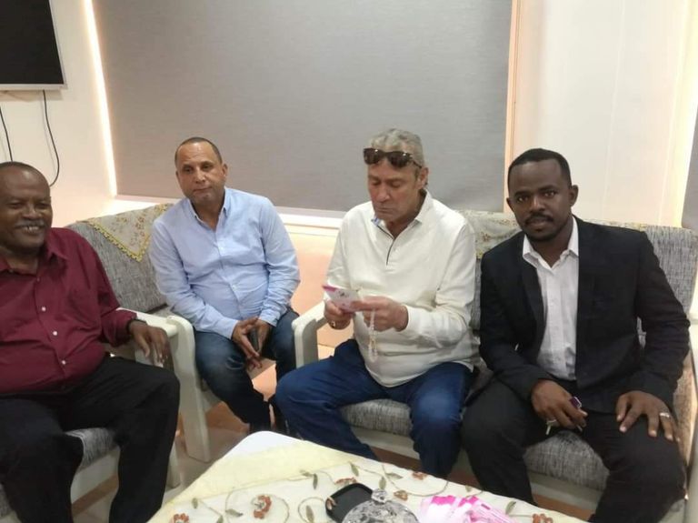 الممثل المصري فاروق الفيشاوي في زيارة لمرضى سرطان بالسودان