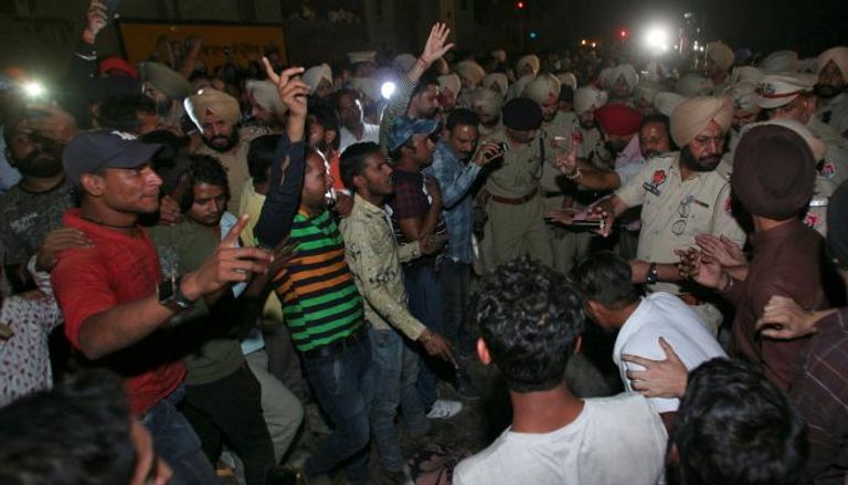 اعتداء بالحجارة على الشرطة الهندية في موقع حادث قطار مروع
