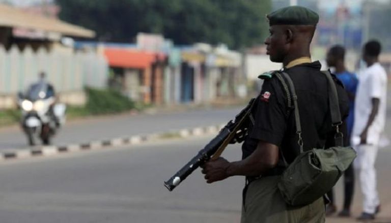 فرد أمن نيجيري يحرس محكمة في مدينة كادونا الشمالية - رويترز