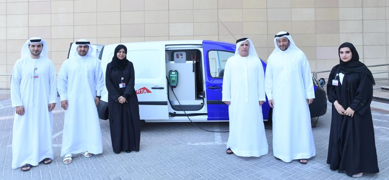 مطر الطاير يستمع إلى شرح عن المركبة